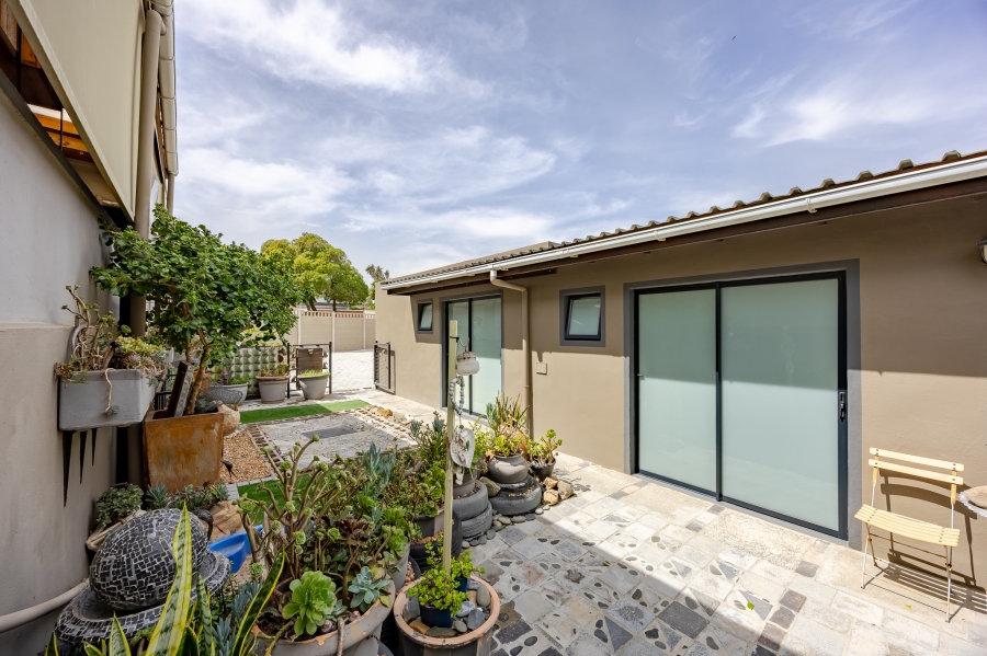 6 Bedroom Property for Sale in Flamingo Vlei Western Cape